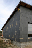 Obr. 8: Po nočním vychladnutí desek se otevřou mezery mezi izolantem. Ty je nutné buď zapěnit, anebo doplnit proužky nového izolantu.