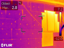 Obr. 9: Bez vypěnění mezer nebo doplnění izolantu v otevřené spáře problém tepelného mostu zůstává a je snadno odhalitelný např. termovizním snímkováním