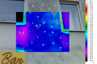 Obr. 13 b: Dále je možné vidět i ledabylý „kotevní plán" zateplení. Takto si to investor asi nepředstavoval.