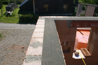 Deformačně separační pás (DSP) Heluz, uložení na koruně zdiva