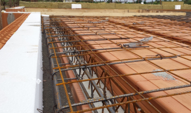 Přetažení kari sítě přes vnitřní líc zdiva