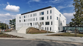 Do objektu lze vstoupit hlavním vstupem, nástupní rampou do 2. NP, ze severovýchodního rohu do přednáškových místností v 1. PP, z vnitřní části atria do 1. PP a propojovacím krčkem ze sousední budovy