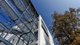 Treláže únikových schodišť u atria