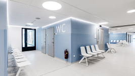 Na vstupní halu v přízemí navazují čekárny a ordinace