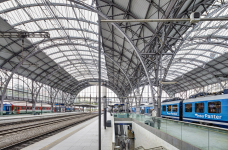 Ocelovou konstrukci nádražní haly postavila v roce 1906 firma S. Bondy – mostárna Praha-Bubny