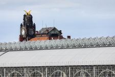 Konstrukce halového zastřešení nástupišť bezprostředně navazuje na historickou Fantovu budovu