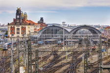 Halu tvoří dvě severojižně orientované lodě, každá z nich má délku 233 metrů, rozpětí 33 metrů a výšku 18 metrů od úrovně nástupišť