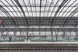 Nosnou konstrukci tvoří dvacet jedna příčných vazeb vždy se třemi sloupy, prostorovou tuhost konstrukce zajišťují vodorovná ztužidla