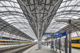 Sloupy byly před sanací podchyceny, práce probíhaly vždy střídavě ob jeden sloup. Poškozené ocelové prvky byly nastaveny novými kusy nebo se vyměnily celé konstrukční prvky. Poškozené nebo chybějící nýty se do výše 2,50 metru nahradily novými. Od uvedené výškové hranice jsou místo nýtů použity vysokopevnostní šrouby s půlkulkatou hlavou, které původní spoj úspěšně imitují.