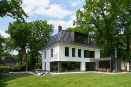 Pohled ze zahrady: Citlivé plánování rozměrů, členění a umístění otvorů v rámci fasády umožnilo zachování původního charakteru objektu