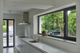 Barevné schéma podlahy i ostatních povrchů je přizpůsobeno práškovému nátěru okenních profilů v odstínu „Tiger greybrown“