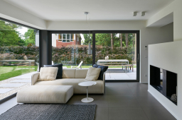 Dvoje posuvné dveře se zdvihem o rozměrech 4,0 m x 2,34 m vedou z obytného a jídelního prostoru v přízemí domu na dvě terasy (Schüco ASS 70)