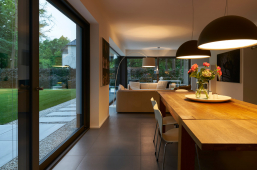 Dvoje posuvné dveře se zdvihem o rozměrech 4,0 m x 2,34 m vedou z obytného a jídelního prostoru v přízemí domu na dvě terasy (Schüco ASS 70)