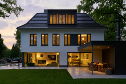 Směrem do zahrady ohraničují obytný prostor prosklené plochy na výšku místnosti, díky kterým je možné si plně vychutnat všechna roční období