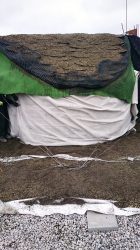 Obr. 4: Připravený svah, patrný zádržný systém s prvky tvaru půlměsíce