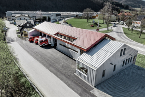 Podniková základna dobrovolných hasičů firmy Neuman v Marktlu s využoitím produktů PREFA Alu