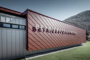 Podniková základna dobrovolných hasičů firmy Neuman v Marktlu s využoitím produktů PREFA Alu