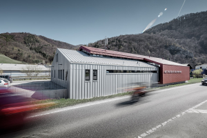 Podniková základna dobrovolných hasičů firmy Neuman v Marktlu s využoitím produktů PREFA Alu