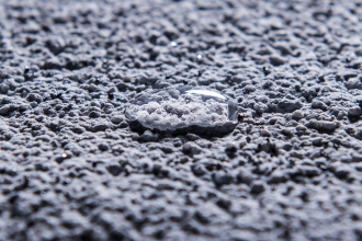 Povrch omítky je vodoodpudivý a se samočisticím efektem