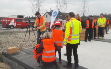 Karel Vlček s rodinou křtí první cihlu vzorového domu programu Wienerberger e4
