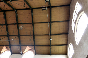 Obr. 7: Posun hrebeňa strechy, väzníky nie sú v zvislej polohe