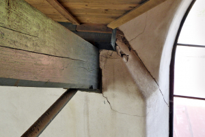 Obr. 9: Trhliny v murive v mieste uloženia väzníka