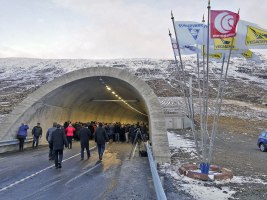 Raženou část u obou portálů doplňují hloubené železobetonové tunely, na které navazují nové komunikace