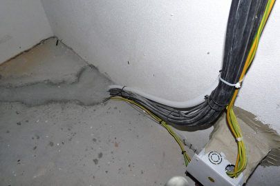 Velký svazek kabelů může tvořit netěsnost v podlaze
