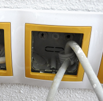 Neutěsněné chráničky pro kabely bývají častým zdrojem nežádoucích „vzduchovodů“