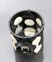 Elektroinstalační krabička s pryžovými průchodkami pro kabely