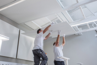 Pro dva snadná úloha: zvednout, připevnit, hotovo. Nic se nepoškodí, nezůstanou žádné stopy.