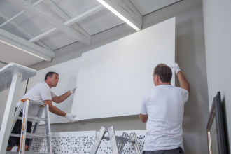 Pro dva snadná úloha: zvednout, připevnit, hotovo. Nic se nepoškodí, nezůstanou žádné stopy.