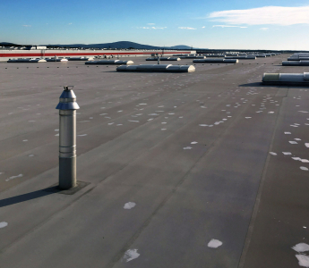 Střecha zdevastovaná kroupami a nápravná opatření (která jsou dokonce myšlena vážně)