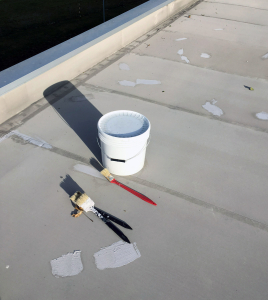 Střecha zdevastovaná kroupami a nápravná opatření (která jsou dokonce myšlena vážně)