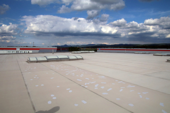 Střecha zdevastovaná kroupami a nápravná opatření (která jsou dokonce myšlena vážně)