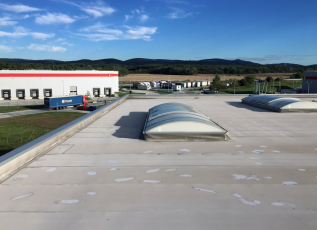 Střecha zdevastovaná kroupami a nápravná opatření (která jsou dokonce myšlena vážně)