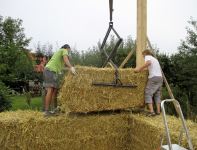 Obr. 3: Instalace slaměných balíků do stěn