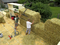 Obr. 4: Instalace slaměných balíků do stěn