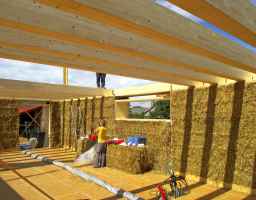 Obr. 6: Instalace lepených BSH trámů pro strop 1. NP