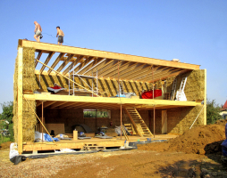 Obr. 7: Dokončená hrubá konstrukce domu