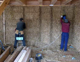 Obr. 9: Frézování drážek pro dodatečnou dřevěnou nosnou konstrukci