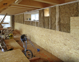 Obr. 10: Opláštění interiéru OSB deskami, které tvoří vzduchotěsnou vrstvu