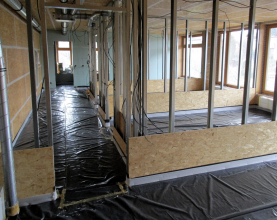 Obr. 16: Příprava vnitřních příček (standardní SDK příčky 10 cm, mezi obytnými místnostmi 12,5 cm s dvouplášťovým povrchem – OSB 15 mm a SDK 12,5 mm na kovové konstrukci) a betonáže podlah