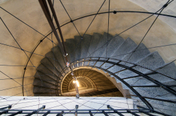 Schodiště z černého betonu