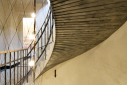 Schodiště z černého betonu