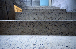 Schodiště z bílého betonu