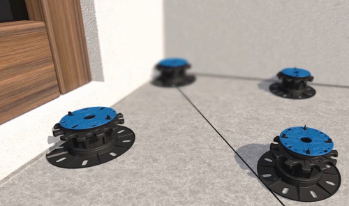 Obdobně pokládáme další terče tak, aby byly umístěny v rozích jednotlivých budoucích dlaždic. Počet terčů na 1 m² je rozdílný dle formátu a tloušťky jednotlivých dlaždic.