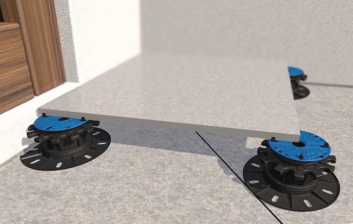 Dlaždice pokládáme tak, aby terče podpíraly jejich rohy. U velkoformátových dlažeb můžeme klást terče nejen na rohy, ale i na střed dlaždic.