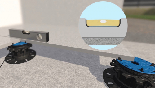 U výškově stavitelných terčů je možná na milimetr přesná volba výšky díky závitu. Rovinnost povrchu dlaždice ověřte pomocí vodováhy.