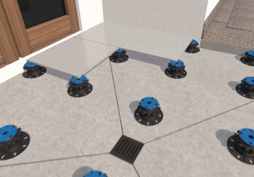 Pokračujeme dalšími dlaždicemi v ploše. Vymezovací mezerníky nastavují pevnou spáru 4 mm mezi dlaždicemi a umožňují také fixaci dlaždic.